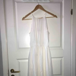  - Väldigt fin vit klänning från BikBok💕  Använd i några timmar på en skolavslutning så den är i nyskick Knytning i nacken/ryggen Jag är 1,65 ungefär och klänningen slutar vid låren nästan vid knäna❣️ Skriv för mer info🥰