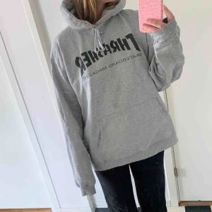  - Äkta Thrasher hoodie, använd men i fint skick, finns en liten fläck (se andra bilden) blivit att tyget blivit liiite mörkare där men inget man ser egentligen ☺️ frakt 63 kr tillkommer!
