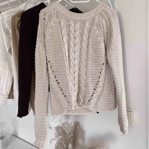  - Superfin stickad tröja inköpt på JC! Nyskick! Jätte fina detaljer! Passar upp till M beroende på hur man vill att den ska sitta!