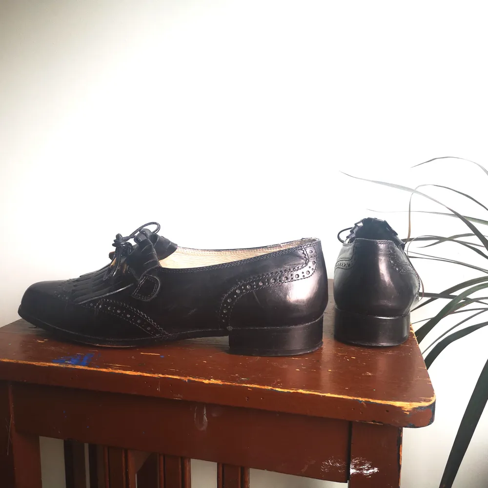 Jättefina svarta skor i italiensk design (