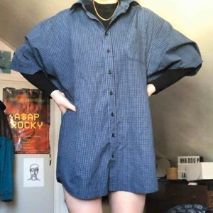  - skitnajs skjorta! perfekt som tshirtklänning! jag är 175 och den är nog lång som klänning! najs med skärp i midjan också 🤩 frakt tillkommer!