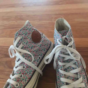  - Skitcoola Converse, använda men väldigt bra skick. Storlek 37, men passar även mig som vanligtvis har 38. Priset går att diskutera vid snabb affär:))