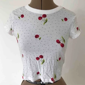  - T-shirt med gulligt tryck i croppad modell. Oanvänd. Storlek S, skulle säga att den passar bäst på dig som har XS-S. Priset är inklusive frakt.