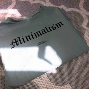 Tröja från H&M - Långärmad tröja från H&M. Använd få tal gånger. Färgen gör sig inte riktigt på bild men det är en grön fin färg. Kontakta mig om du har frågor 😇