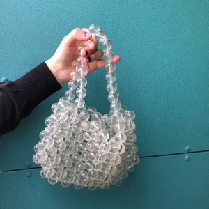 Trendig pärlväska - En ball liten väska i pärlor. Knappt använd så i väldigt gott skick. Perfekt plats för mobil, plånbok, nycklar. Köparen står för frakt! 