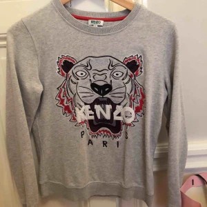  - Säljer denna jättefina kenzo tröja. Säljer den pga att jag tyvärr använder inte den längre. Bra skick🤩 (äkta)