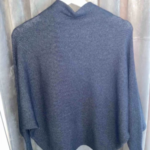  - Mörkgrå ”stickad” tröja som är luftig (stor). Aldrig använd och i ett jättefint skick, fungerar för dig med storlek XS-M. En jättemysig tröja.