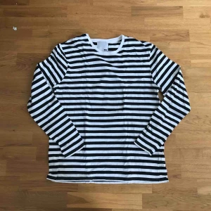  - Fin randig tröja från lager 157! Knappt använd!