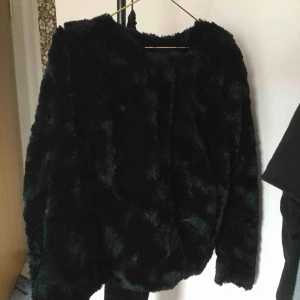  - Så himla mysig o skön fluffjacka, nyskick!😍