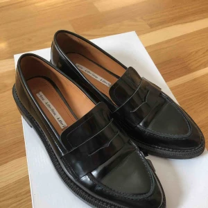  - Superfina loafers från Other Stories i äkta läder. Endast använda ett fåtal gånger. Nypris: 990kr
