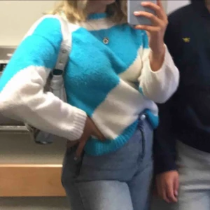  - Unik tröja köpt från second hand. Använt en gång då den är för liten på mig. Jättecool i en fin färg. Köpt för 300 kr