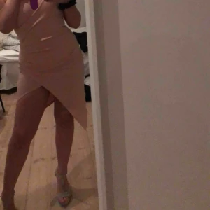  - SNYGG klänning från boohoo, slits vid benet och urringad vid bröstet. Aldrig använd! 