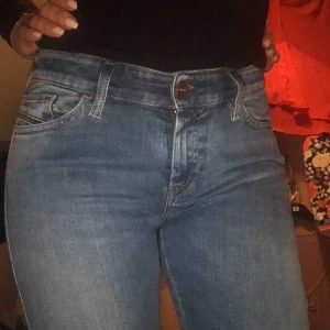  - Ett par ljuvliga Diesel Slandy i stl 26-30. Oanvända och i absolut nyskick! Smala hela vägen och normal/låg midja. Hör av er om ni vill ha fler bilder 😃 Med vänlig hälsning, Åsa 