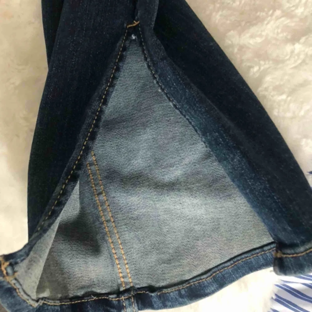 Säljer ett par mörkblåa slits jeans från zara ordinarie pris:350. Jeans & Byxor.