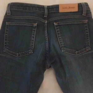  - Ett par acne jeans i storlek 26(midja)/32(längd) raka i benen, köpta på Plick men tyvärr för små för mig!! Pris kan diskuteras 