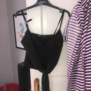  - Säljer denna fina top i silkes material från Zara i storlek S Köparen står för frakten om du inte bor i Linköping och kan mötas upp 