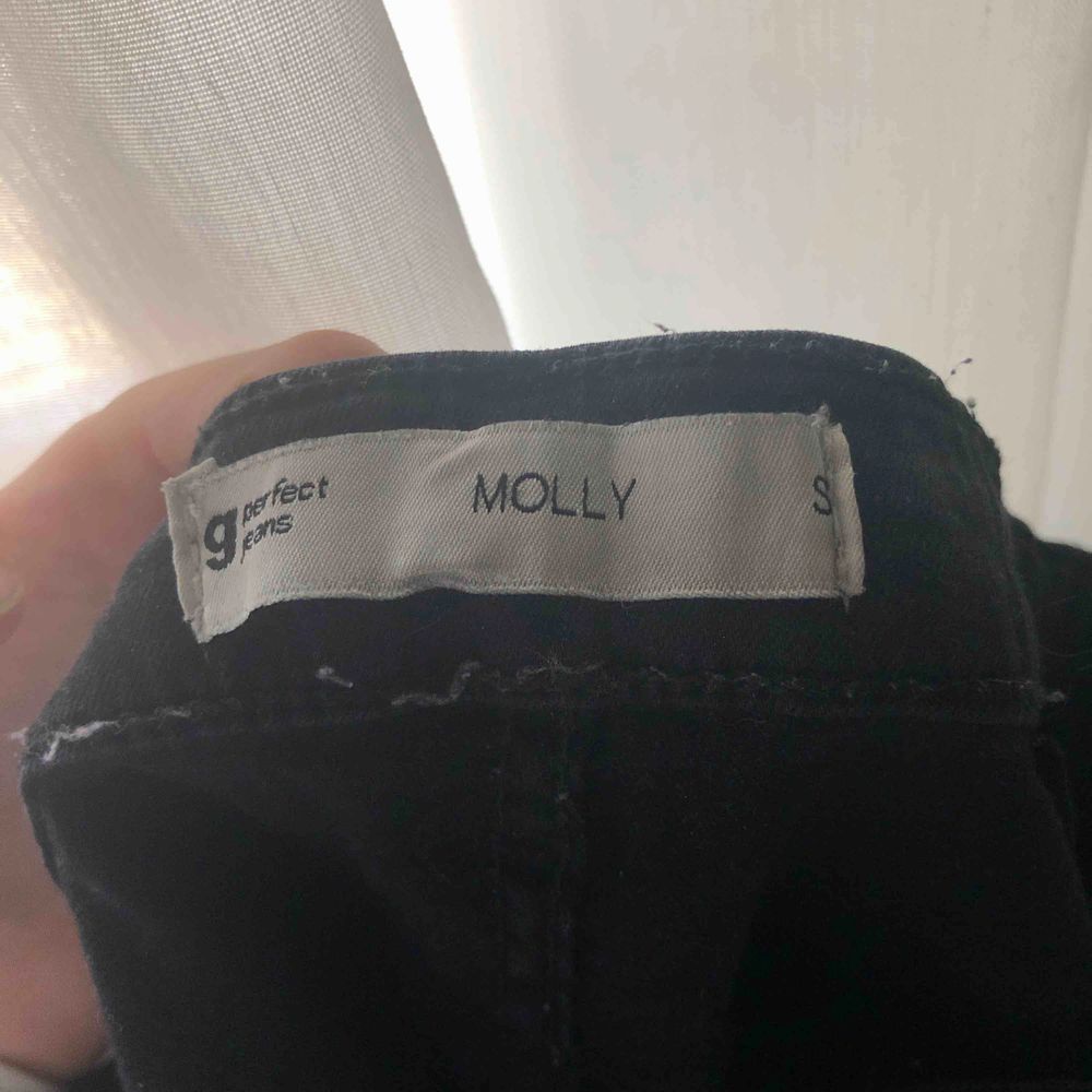 Svarta högmidjade molly-jeans från gina! Storlek small. (passar bra för mig som brukar bära xs-s)  skriv privat för fler bilder eller om ni har frågor!🧚🏻 Möts upp i Umeå elr fraktar.🕊. Jeans & Byxor.