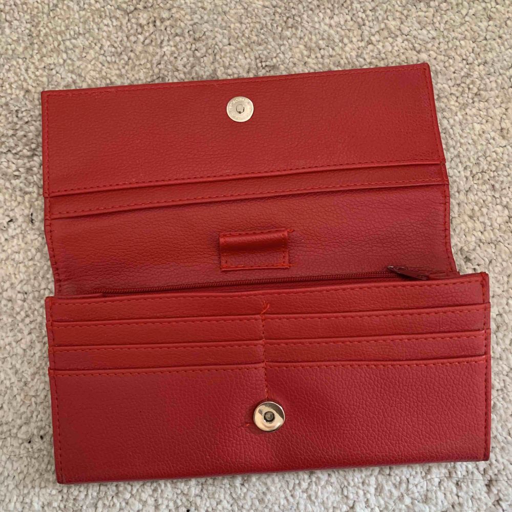 Röd plånbok, helt ny. Väldigt bra | Plick Second Hand