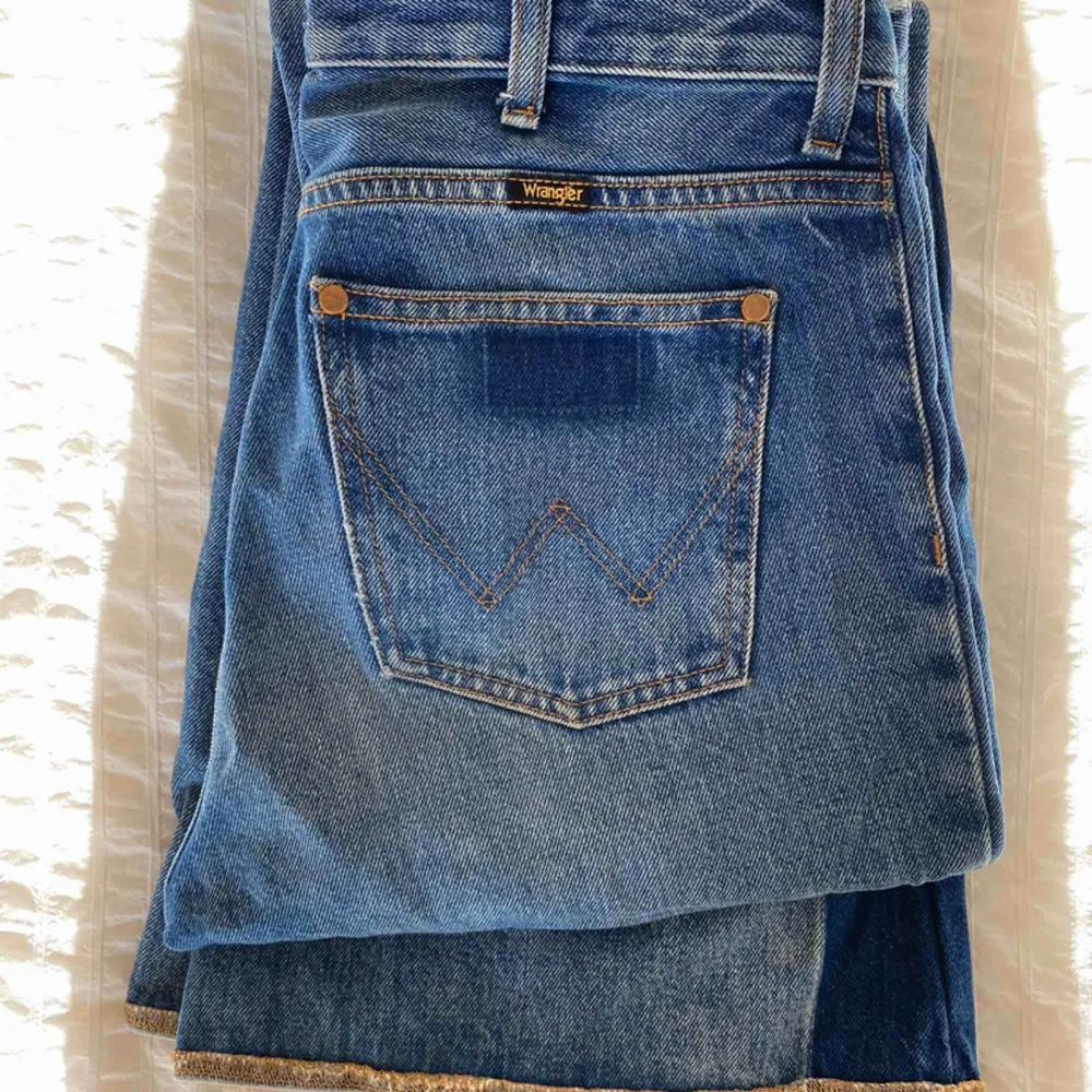 snyggaste! coolaste! finaste sjuttiotalsjeansen! OT wrangler retro flare jeans med mörkblå rand! storlek: W28 L30 (små i storleken!) material: 100% bomull. Jeans & Byxor.