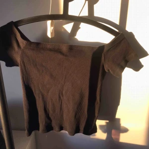  - Off shoulder tröja från h&m, ganska liten i storleken passar xs/s. Bra skick, säljer då den är lite liten för mig. Köparen  står för frakt 💫🪐🦋💞