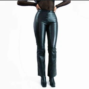 Vintage Leather pants - Vintage 90s Y2K leather bootcut pants. Köpta från majorunit för 400kr på Tise. Säljer vidare pga fel storlek, sparsamt använda. Aningen stora för mig som vanligtvis bär storlek 36. Köpare står för frakt.