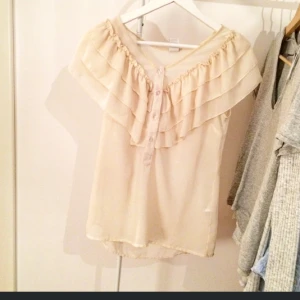  - Söt blus i crémevit ifrån vila. 