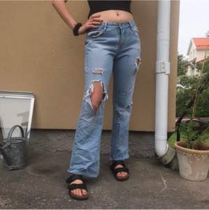 Jeans med hål, passar på S/M, 80kr utan fakt.