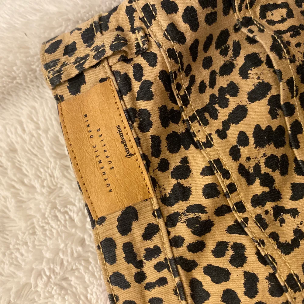 Riktigt coola leopard jeans som aldrig kommer till användning längre. Använd 2 ggr och finns inget fel på dem.. Jeans & Byxor.