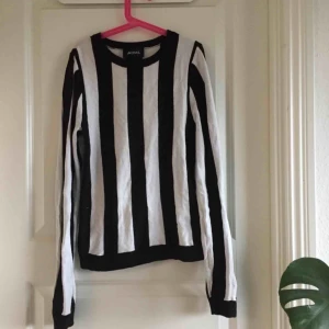 Monki tröja - Häftig tröja från monki. Obs har hål i ena armhålan, men går säkert att fixa med nål och tråd. 100% bomull. Frakt på 49kr tillkommer!
