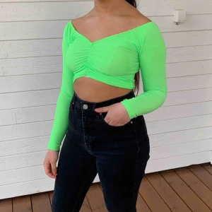  - Super cool neon topp från JFR som används en gång på en fest. 🎉 Strl. XS och passar bra på mig som har XS-S. 70kr ink. Frakt!   (Vissa sömmar är lite ”luckriga”, kontakta för bilder) 😊