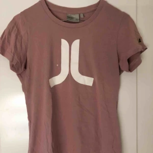  - Fin lila/rosa T-shirt från Wesc. Fint skick! Köparen betalar frakten🌟