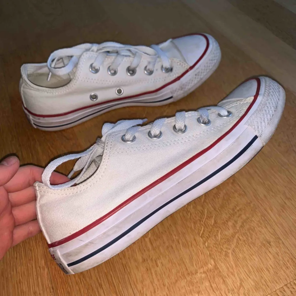 Säljer dessa fina vita ”Classic” Converse skor! Använd: ganska många gånger men ändå i bra skick! 450kr ink frakt eller 400kr möts i Stockholm 🥰. Skor.