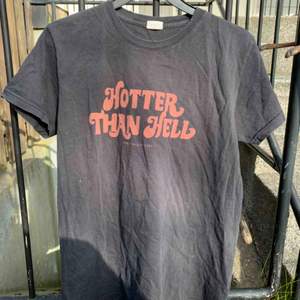 T-shirt från brandy Melville med trycket ”Hotter than hell” Tröjan är svart, mer lik färgen på andra bilden pga ljuset Du står för frakt om vi inte möts upp :)
