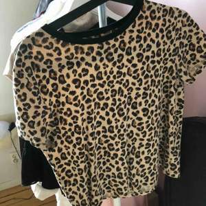 Leopardmönstrad t-shirt, lite kroppad