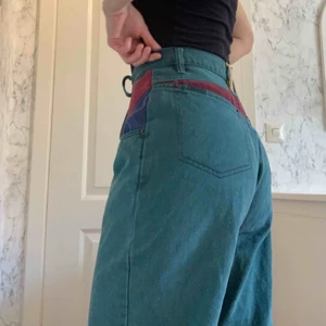  - Säljer mina supercoola jeans från Jordache. Har haft dem länge men tyvärr aldrig kommit till användning. De är lite stora för mig som vanligtvis har 36, men med ett bälte funkar dem bra. Frakt tillkommer!