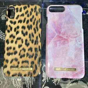  - iPhone skal från ideal of Sweden, leopard är för iPhone XS Max och de rosa är till iPhone 8 Plus. Dem är lite repiga som dem oftast blir, inget man lägger märke till. 60kr/st + frakt
