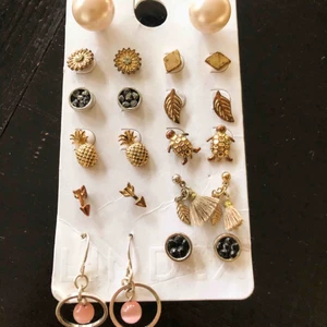  - Paketpris för alla örhängen 59 kronor 😍 massa smått och gott som jag satt på från alla möjliga håll- second hand, hm, marknader 🌹🌹🌹  är det någon enstaka man tycker om- 12kr styck.   Frakt 11kr 📦 