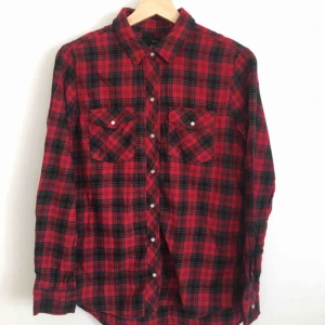 Skjorta - Svart&röd rutig skjorta med ledig passform och tryckknappar. Storlek: M Passform S - L  Pris: 80 kr Jag bjuder på frakt. Kan mötas upp i Lund!  Jag tar Swish!