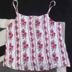  - Tycker linnet är väldigt fint och skönt men nästan aldrig använt det. Skrynklig just nu då det legat intryckt. Storlek 32 från H&M