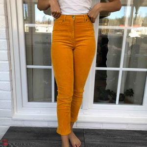  - Croppade regular length corduroy byxor från MONKI. Ordinare pris 300 kronor, slutsåld färg. Använda 4-5 gånger, bra skick.  Frakt inkluderas i priset.