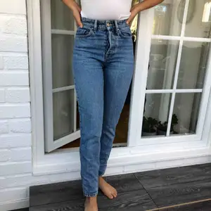 Karve Girlfriend jeans high rise, knappgylf. Mina favorit jeans som tyvärr blivit för tajta i midjan. Jeansen är i bra skick.  