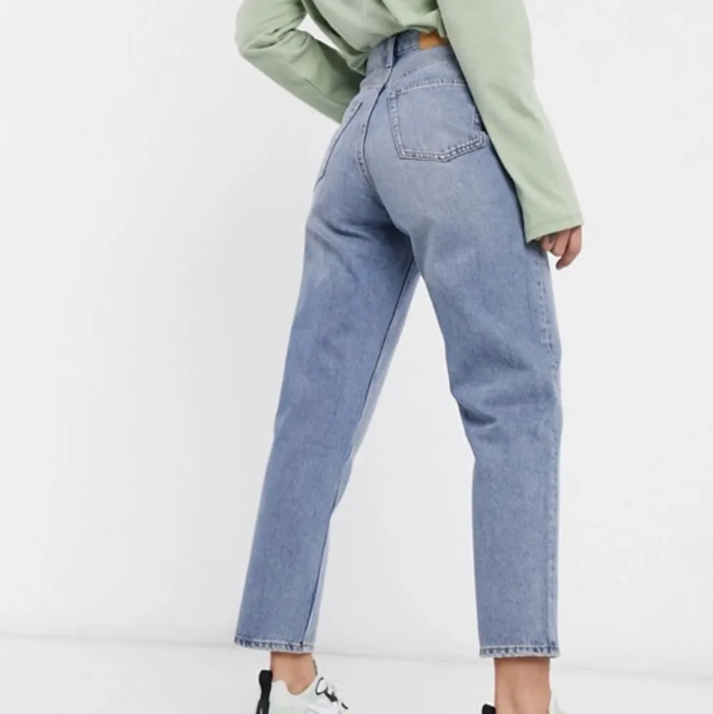 Monki Taiki high waist mom jeans with balloon leg and organic cotton in light blue. Rarely wore, in very good condition! 26 = small, 36. Jeans & Byxor.