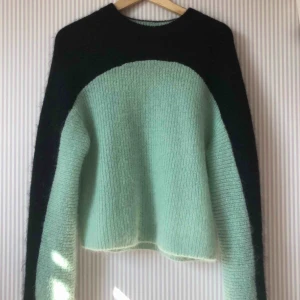  - Säljer den här superfina stickade tröjan från &other stories för att den är lite för stor för mig. Storlek M. Nypris 890 ☺️☺️