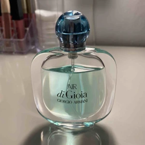  - Säljer denna parfym från Giorgio Armani i doften Air di Gioia, luktar gudomligt fräscht. 30ml flaska och endast använd någon gång, som ny 🌸 Nypris är 500kr+ 😊 Betalas med swish och köparen står för frakten 