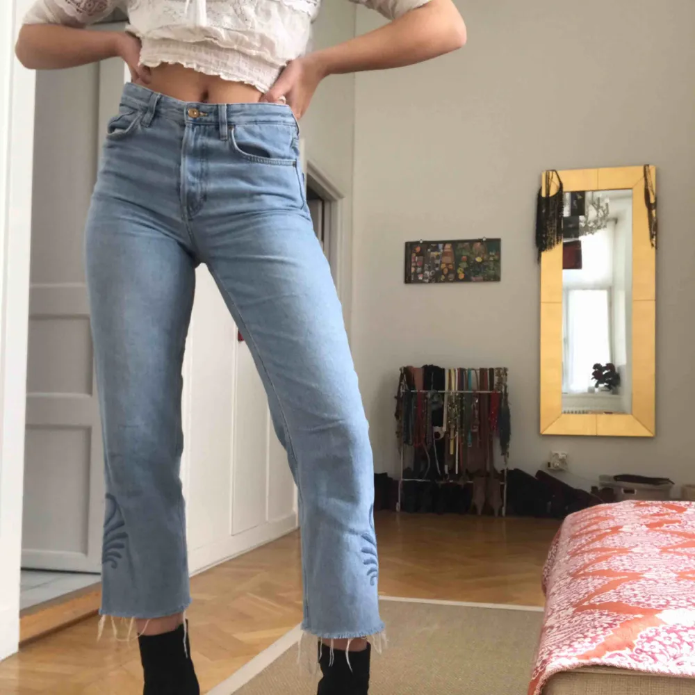 Straight fit high waist h&m pants, perfect for summer! They are cropped above the ankle with a pattern on the side of the leg. I haven’t worn them much and they are in good shape. I’m 176 and they’re a bit short for me that’s why I’m selling🥰. Jeans & Byxor.