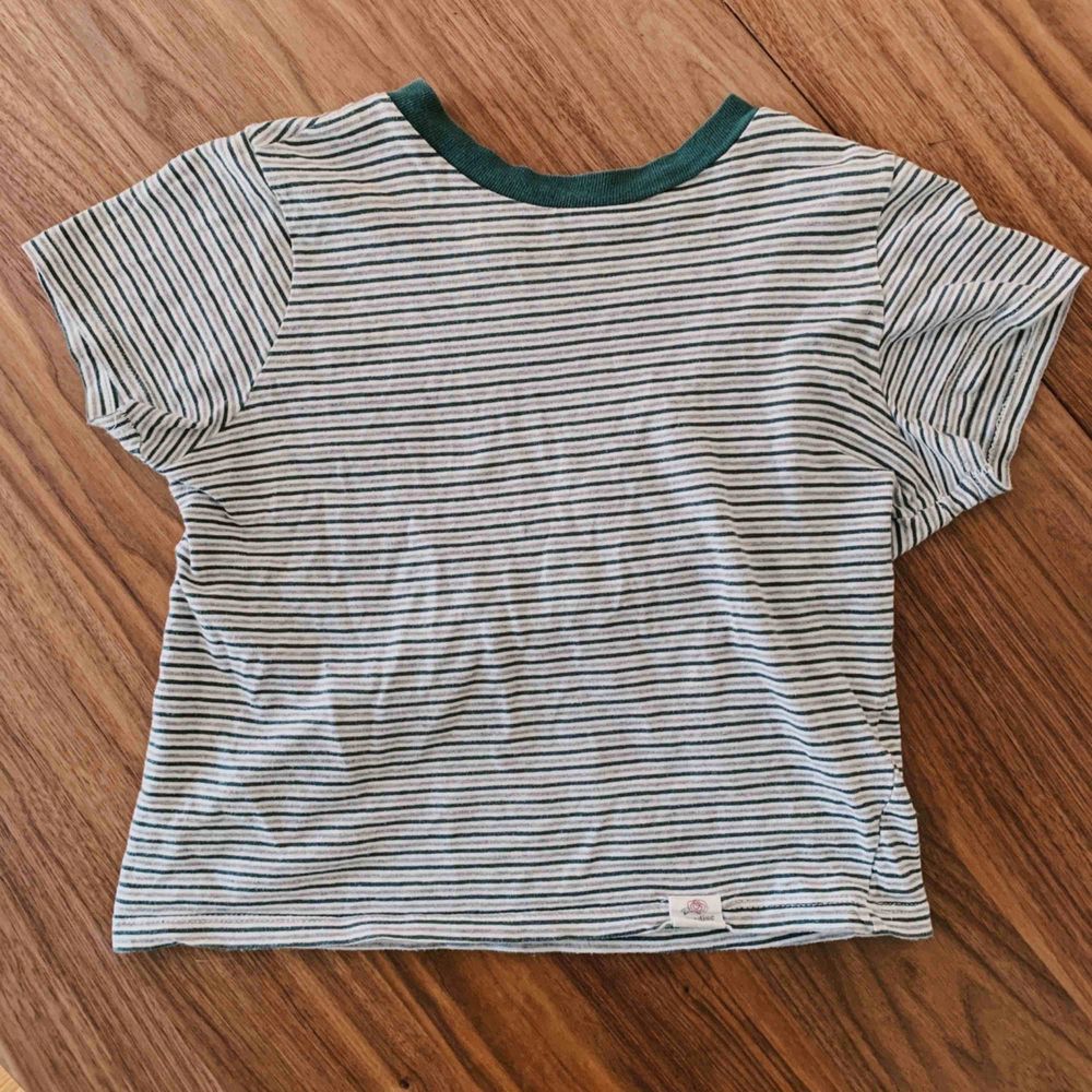 Tight croppad t-shirt med ljusgrå och gröna ränder. Använd några gånger, men i fint skick! Köpt på pull&bear för ca 2 år sen. . T-shirts.