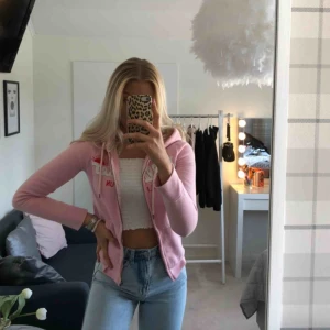  - Ljusrosa vårig hoodie från hollister i storlek S, men denna sitter mer som en XS skulle jag säga. Mjuk och skön💕