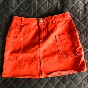 - Snygg röd kjol i jeans material med synliga vita sömmar och fickor på sidorna. Möts upp i Stockholm annars betalar du frakten💗