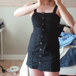 Klänning - Klänning med knappar. Supergullig bara som den är eller med en tröja över! Knappt använd så i mycket bra skick. Frakt tillkommer och betalning sker via swish. Storlek 38 men skulle säga passar 36 också 