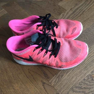  - Superfina Nike free run 5.0. Sparsamt använda. Köparen står för frakt:)
